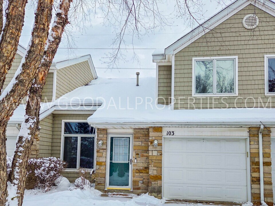 811 Burr Oaks Dr in West Des Moines, IA - Building Photo