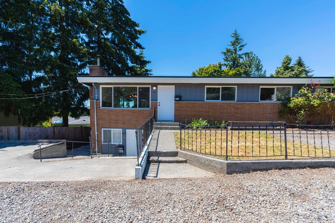 549 Index Plz NE, Unit A in Renton, WA - Building Photo