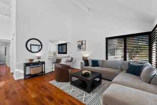 526 Via De La Valle in Solana Beach, CA - Building Photo