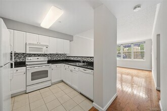 300 Mamaroneck Ave in White Plains, NY - Foto de edificio - Building Photo