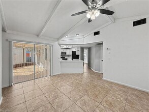 7658 Laurel Valley Rd in Ft. Myers, FL - Foto de edificio - Building Photo
