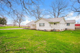 10928 Van Fossen Rd in Johnstown, OH - Foto de edificio - Building Photo