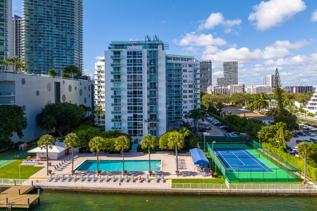 Bay Park Towers in Miami, FL - Building Photo