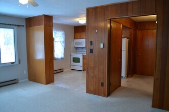 606 S Halvorson St, Unit 2 in Redwood Falls, MN - Foto de edificio - Building Photo
