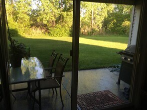 2777 Davison Ave, Unit B in Auburn Hills, MI - Foto de edificio - Building Photo