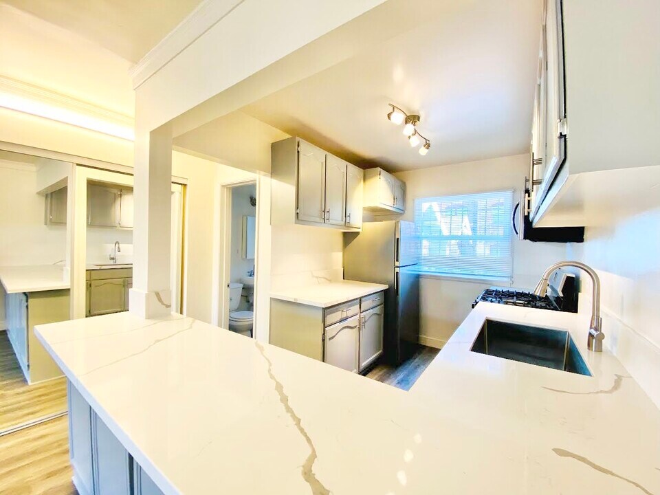 1249 N Edgemont St in Los Angeles, CA - Building Photo