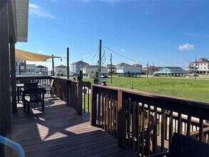 77 Santar Loop in Surfside Beach, TX - Foto de edificio - Building Photo