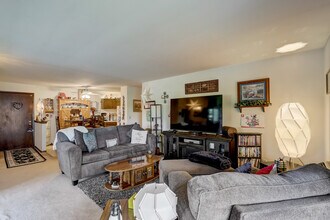 Howard Garden Apartments in Greenfield, WI - Foto de edificio - Building Photo