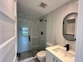 1436 SW 76th Ct in Miami, FL - Foto de edificio - Building Photo