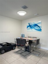 10610 W 33rd in Hialeah, FL - Foto de edificio - Building Photo