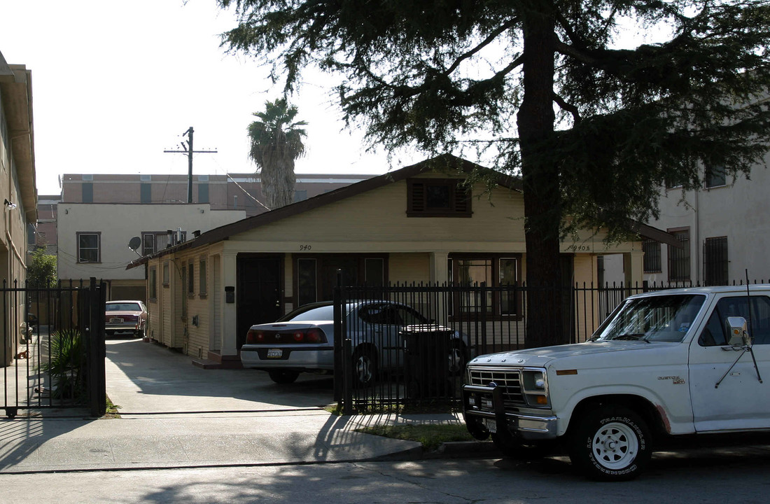 938 W 68th St in Los Angeles, CA - Building Photo