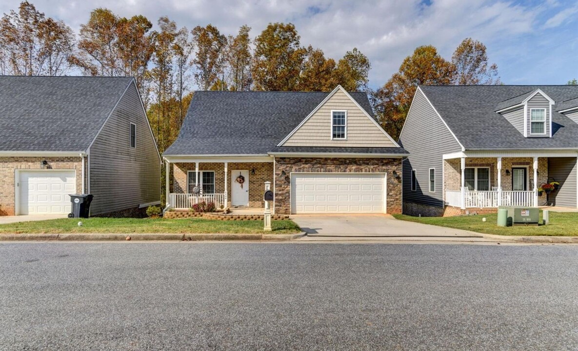 1196 Crest Ridge Dr in Bedford, VA - Building Photo
