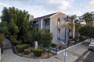 Kepwick South Apartments in Canoga Park, CA - Foto de edificio - Building Photo