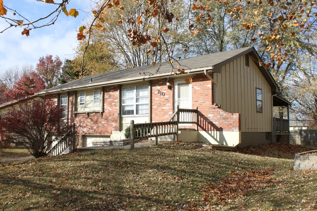 210 NE 88th St in Kansas City, MO - Foto de edificio
