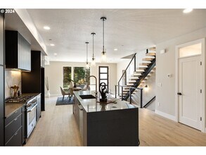627 SW Lobelia St in Portland, OR - Building Photo - Building Photo