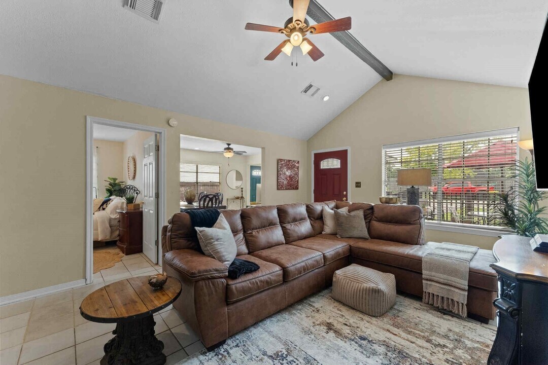 2102 N Pearland Ave in Pearland, TX - Building Photo