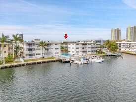 462 Golden Isles Dr in Hallandale Beach, FL - Building Photo