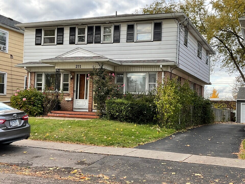 211 Magnolia Ave, Unit A in East Rochester, NY - Building Photo