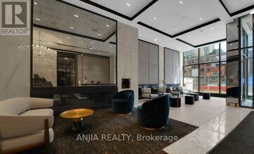 8 Wellesley St W in Toronto, ON - Building Photo - Building Photo