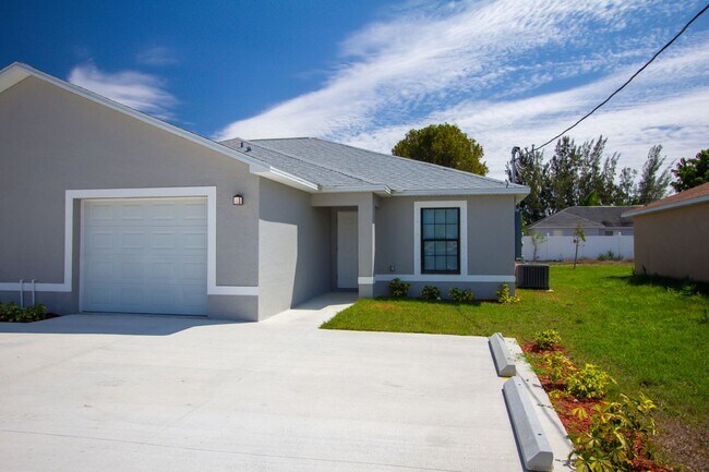 2003 Chiquita Blvd S in Cape Coral, FL - Foto de edificio - Building Photo