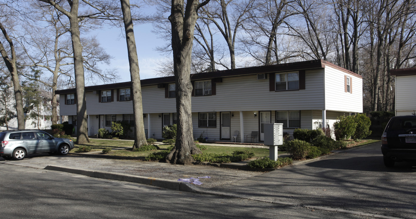 1-9 Gilbert Ave in Smithtown, NY - Building Photo