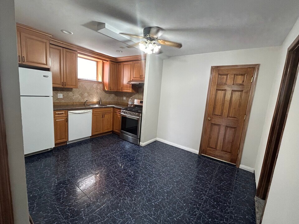 1115 130th St, Unit Beautiful one bedroom in College Point, NY - Foto de edificio
