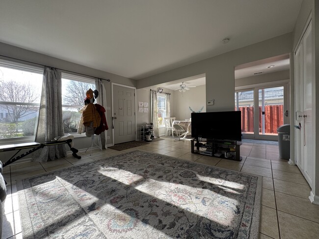 1784 Queensbury Cir in Hoffman Estates, IL - Building Photo - Building Photo