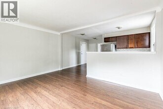 118 St Joseph's Dr in Hamilton, ON - Building Photo - Building Photo