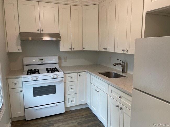 9 N Maryland Ave in Port Washington, NY - Building Photo - Building Photo