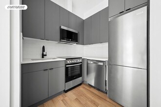 317 W 51st St in New York, NY - Building Photo - Building Photo