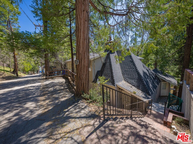 233 Corona Cir in Lake Arrowhead, CA - Building Photo - Building Photo