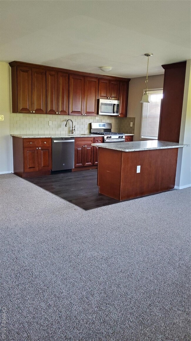 460 Old Town Rd in Port Jefferson Station, NY - Foto de edificio - Building Photo