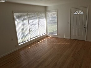 2700 SW 123rd Ave in Beaverton, OR - Foto de edificio - Building Photo