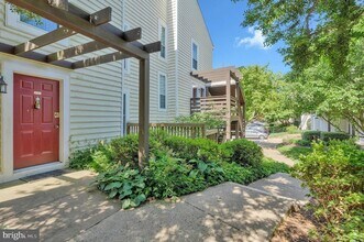 10070 Oakton Terrace Rd, Unit BUILDING 8 in Oakton, VA - Foto de edificio - Building Photo