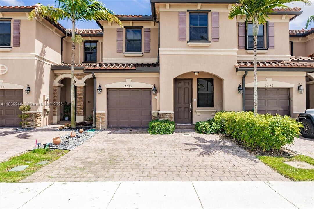6586 S Anise Ct in Davie, FL - Building Photo