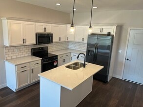 2432 Roycroft Aly in Marion, IA - Building Photo - Building Photo