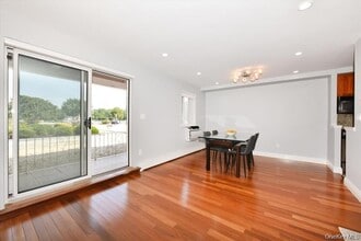 320 E Shore Rd in Great Neck, NY - Building Photo - Building Photo