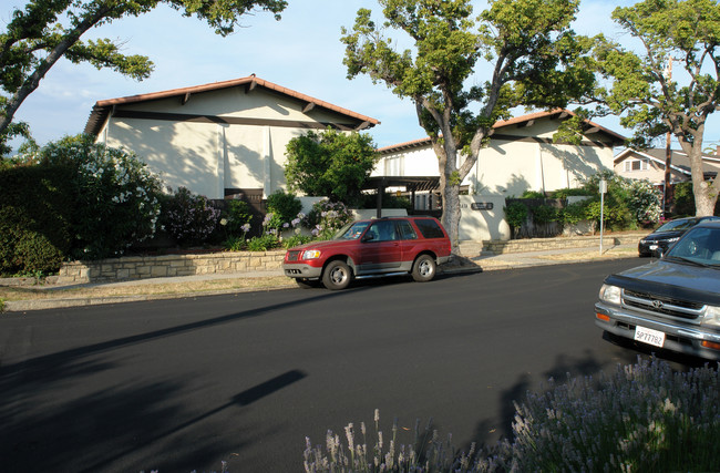 La Chapala Apartments in Santa Barbara, CA - Building Photo - Building Photo