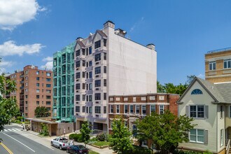 3217 Wisconsin Ave NW in Washington, DC - Foto de edificio - Building Photo