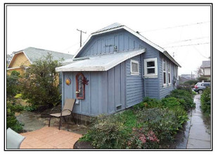 131 Alhambra Ave in Santa Cruz, CA - Building Photo - Building Photo