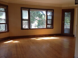 3220 N Oakland Ave, Unit UPPER in Milwaukee, WI - Building Photo