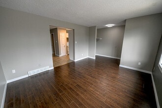 9310 A-93100 100 Ave. in Grande Prairie, AB - Building Photo - Building Photo