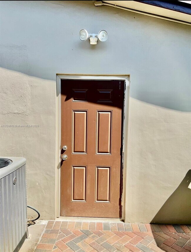 7619 Dilido Blvd-Unit -Studio in Miramar, FL - Building Photo - Building Photo