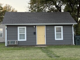 402 N Cedar St in Owasso, OK - Building Photo