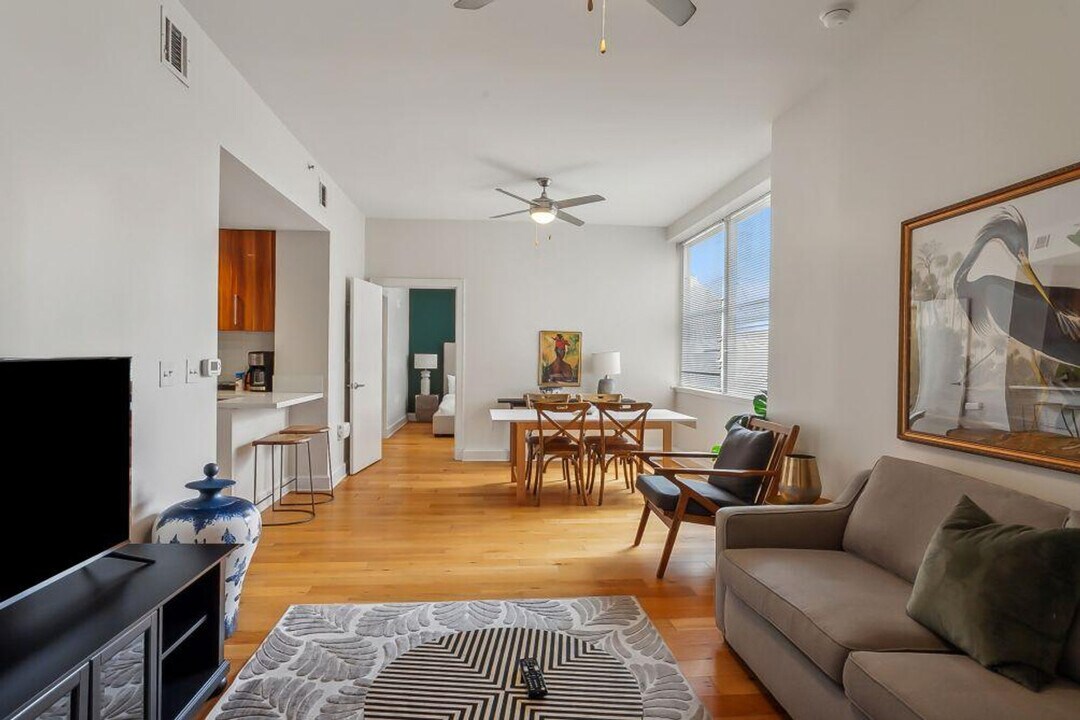 925 Common St in New Orleans, LA - Building Photo