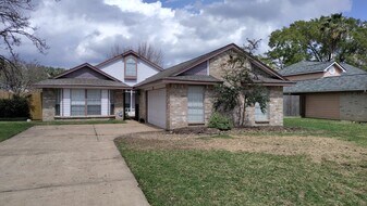 15622 Barbarossa Dr in Houston, TX - Building Photo