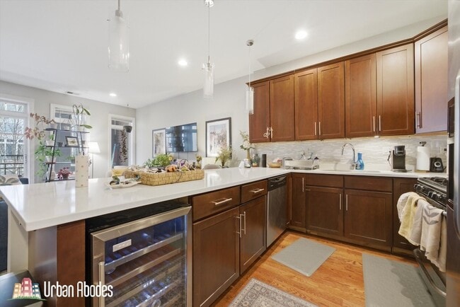 2114 W Rice St, Unit J00W in Chicago, IL - Foto de edificio - Building Photo