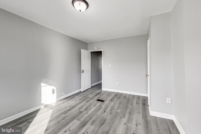 1905 W Fairmount Ave - 2