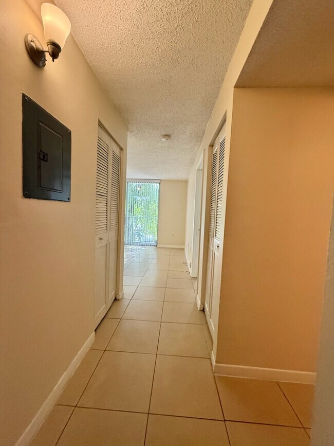 1720 NW North River Dr, Unit 413 in Miami, FL - Building Photo - Building Photo