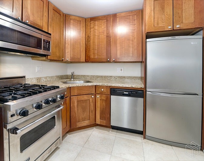 160 Front St in New York, NY - Building Photo